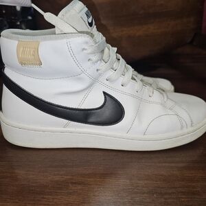 Nike White and Black Sneakers